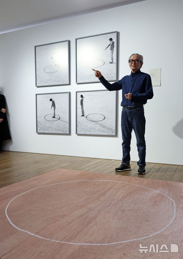 [서울=뉴시스] 박진희 기자 = 한국행위미술의 거장 이건용 작가가 4일 서울 용산구 페이스갤러리 서울에서 개인전 '사유하는 몸' 간담회에서 '장소성의 논리' 퍼포먼스를 하고 있다. 2026.02.04. pak7130@newsis.com