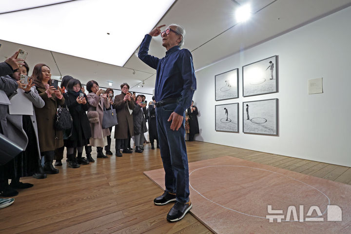 [서울=뉴시스] 박진희 기자 = 한국 아방가르드 미술의 거장 이건용 작가가 4일 서울 용산구 페이스갤러리 서울에서 개인전 '사유하는 몸' 기자간담회에 앞서 '장소성의 논리' 퍼포먼스를 하고 있다. 2026.02.04. pak7130@newsis.com