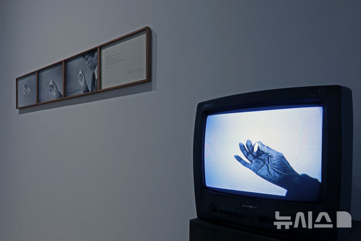 [서울=뉴시스] 박진희 기자 = 현대실험미술의 거장 이건용의 개인전 '사유하는 몸' 기자간담회가 열린 4일 서울 용산구 페이스갤러리 서울에서 열리고 있다. 2026.02.04. pak7130@newsis.com