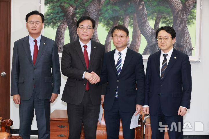 [서울=뉴시스] 고승민 기자 = 한병도 더불어민주당 원내대표와 송언석 국민의힘 원내대표가 4일 오후 서울 여의도 국회에서 대미투자특별법 처리 관련 합의문을 발표하고 있다. 왼쪽부터 유상범 국민의힘 원내운영수석부대표, 송 원내대표, 한 원내대표, 천준호 민주당 원내운영수석부대표. 2026.02.04. kkssmm99@newsis.com