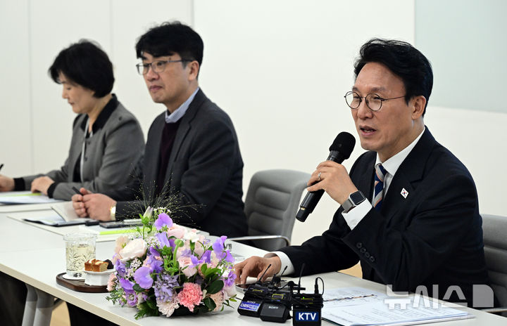 [서울=뉴시스] 청사사진기자단 =김민석 국무총리가 3일 오후 문화콘텐츠 현장 방문 차 경기 성남시 분당구 네이버를 방문해 현장 간담회를 갖고 있다.2026.02.04. photo@newsis.com