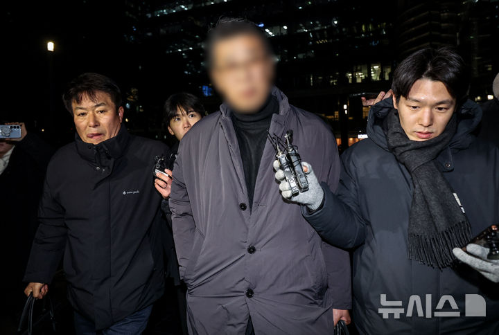 [서울=뉴시스] 정병혁 기자 = 인천 강화군의 중증장애인 거주시설 '색동원'에서 제기된 성폭력 의혹 관련 여성 입소자들을 상대로 한 성폭력처벌법상 장애인 강간·강제추행 등의 혐의를 받는 시설장 A씨가 4일 서울 중구 서울경찰청 여성대상범죄특별수사팀에서 조사를 마친 뒤 나오고 있다. 2026.02.04. jhope@newsis.com