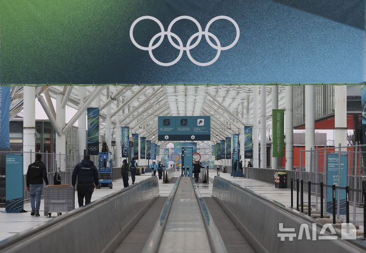 [밀라노=뉴시스] 김근수 기자 = 2026 밀라노-코르티나 담페초 동계올림픽 개막을 이틀 앞둔 지난 4일 이탈리아 밀라노 스피드스케이팅 경기장 인근에 관계자들이 오가고 있다. 2026.2.4 ks@newsis.com