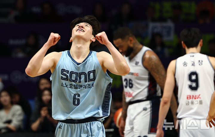 [고양=뉴시스] 김명년 기자 = 4일 경기 고양시 고양 소노아레나에서 열린 2025-2026 KBL 프로농구 고양 소노와 부산 KCC 이지스의 경기, 소노 이정현이 기뻐하고 있다. 2026.02.04. kmn@newsis.com
