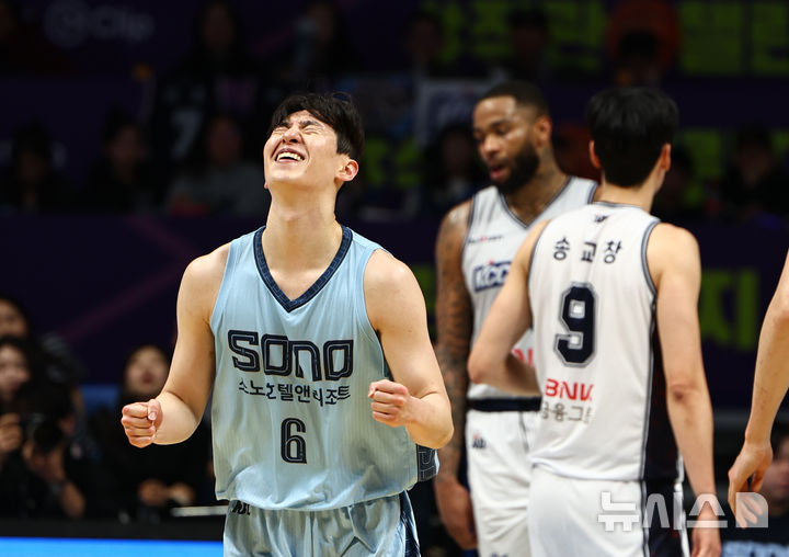 [고양=뉴시스] 김명년 기자 = 4일 경기 고양시 고양 소노아레나에서 열린 2025-2026 KBL 프로농구 고양 소노와 부산 KCC 이지스의 경기, 소노 이정현이 기뻐하고 있다. 2026.02.04. kmn@newsis.com