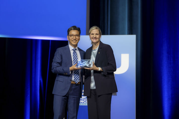 [밀라노=뉴시스] 김근수 기자 = 김재열 국제빙상경기연맹(ISU)회장이 4일 이탈리아 밀라노에서 열린 제145차 IOC총회에서 집행위원회(Executive Board) 위원으로 선출돼 기념촬영을 하고 있다.한국인이 IOC의 집행위원회 위원으로 선출된 것은 故 김운용 IOC 부위원장 이후 처음으로, 국제 스포츠계 내 한국의 위상을 높이고 스포츠 분야에서도 한국의 외교력을 강화하는 쾌거로 평가된다. 김회장은 현재 한국 유일의 IOC위원이다. IOC집행위원회는 IOC의 상설 집행/감독 기구로 IOC 최고 의결기구인 총회가 위임한 주요한 의사결정을 내린다. 집행위원회는 커스티 코벤트리 위원장과 부위원장 4명, 위원 10명 등15명으로 구성되며 임기는 4년이다. (사진= ISU 제공) 2026.02.04. photo@newsis.com *재판매 및 DB 금지