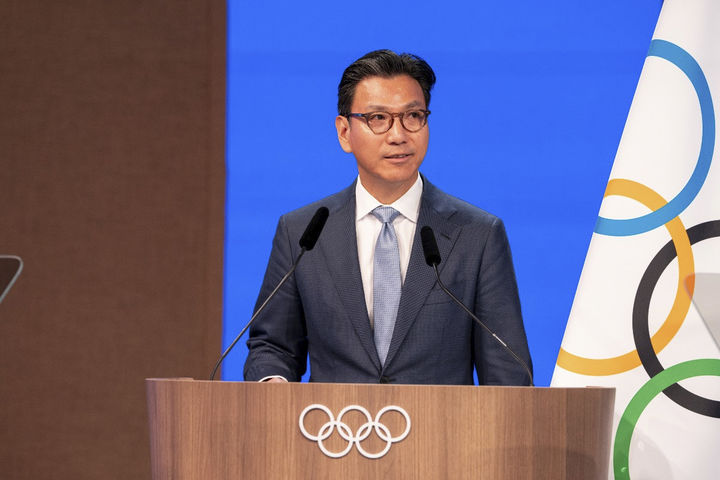 [밀라노=뉴시스] 김근수 기자 = 김재열 국제빙상경기연맹(ISU)회장이 4일 이탈리아 밀라노에서 열린 제145차 IOC총회에서 집행위원회(Executive Board) 위원으로 선출되고 소감을 밝히고 있다.한국인이 IOC의 집행위원회 위원으로 선출된 것은 故 김운용 IOC 부위원장 이후 처음으로, 국제 스포츠계 내 한국의 위상을 높이고 스포츠 분야에서도 한국의 외교력을 강화하는 쾌거로 평가된다. 김회장은 현재 한국 유일의 IOC위원이다. IOC집행위원회는 IOC의 상설 집행/감독 기구로 IOC 최고 의결기구인 총회가 위임한 주요한 의사결정을 내린다. 집행위원회는 커스티 코벤트리 위원장과 부위원장 4명, 위원 10명 등15명으로 구성되며 임기는 4년이다. (사진= 대한체육회 제공) 2026.02.04. photo@newsis.com *재판매 및 DB 금지