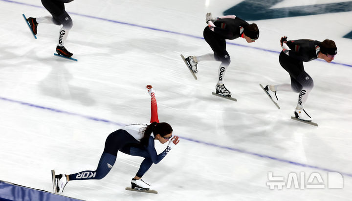 [밀라노=뉴시스] 박주성 기자 = 2026 밀라노-코르티나 담페초 동계올림픽 개막을 이틀 앞둔 4일(현지 시간) 이탈리아 밀라노 스피드스케이팅 경기장에서 김민선 선수가 훈련을 하고 있다. 2026.02.04. park7691@newsis.com
