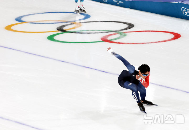 [밀라노=뉴시스] 박주성 기자 = 2026 밀라노-코르티나 담페초 동계올림픽 개막을 이틀 앞둔 4일(현지 시간) 이탈리아 밀라노 스피드스케이팅 경기장에서 구경민 선수가 훈련을 하고 있다. 2026.02.04. park7691@newsis.com