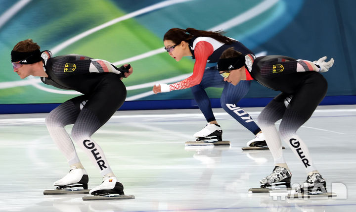 [밀라노=뉴시스] 박주성 기자 = 2026 밀라노-코르티나 담페초 동계올림픽 개막을 이틀 앞둔 4일(현지 시간) 이탈리아 밀라노 스피드스케이팅 경기장에서 김민선 선수가 훈련을 하고 있다. 2026.02.04. park7691@newsis.com