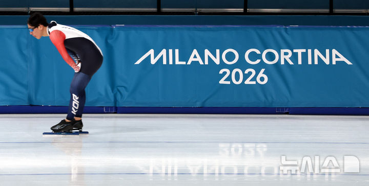 [밀라노=뉴시스] 박주성 기자 = 2026 밀라노-코르티나 담페초 동계올림픽 개막을 이틀 앞둔 4일(현지 시간) 이탈리아 밀라노 스피드스케이팅 경기장에서 구경민 선수가 훈련을 하고 있다. 2026.02.04. park7691@newsis.com