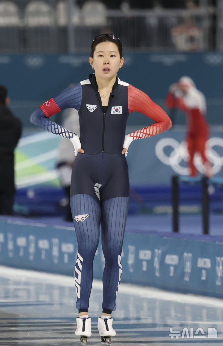 [밀라노=뉴시스] 김근수 기자 = 2026 밀라노-코르티나 담페초 동계올림픽에 출전하는 스피드스케이팅 김민선이 4일(현지 시간) 이탈리아 밀라노 스피드스케이팅장에서 스피드 테스트 훈련을 마치고 기록을 확인하고 있다. 2026.02.04. ks@newsis.com
