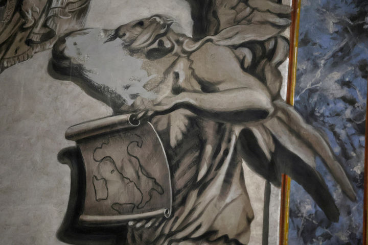 [로마=AP/뉴시스] 조르자 멜로니 이탈리아 총리를 닮아 눈길을 끈 로마 산 로렌초 인 루치나 대성당 내부 케루빔 천사 그림의 얼굴 부분이 제거돼 있는 모습. 2026.02.04