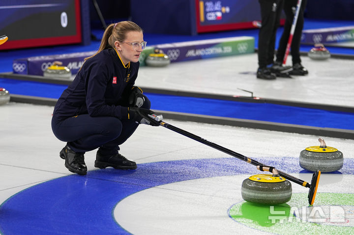 [코르티나담페초=AP/뉴시스] 스웨덴 컬링 믹스더블 대표팀 이사벨라 브라노가 4일(현지 시간) 이탈리아 코르티나담페초의 코르티나 컬링 스타디움에서 열린 2026 밀라노·코르티나담페초 동계올림픽 컬링 믹스더블 라운드로빈 1차전 한국과 경기를 하고 있다. 2026.02.05.