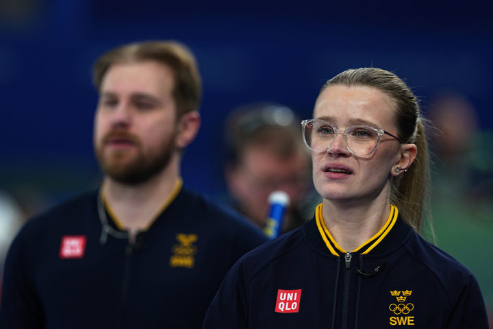 [코르티나담페초=AP/뉴시스] 스웨덴 컬링 믹스더블 대표팀 이사벨라 브라노와 라스무스 브라노가 4일(현지 시간) 이탈리아 코르티나담페초의 코르티나 컬링 스타디움에서 열린 2026 밀라노·코르티나담페초 동계올림픽 컬링 믹스더블 라운드로빈 1차전 한국과의 경기에서 이동하고 있다. 2026.02.05.