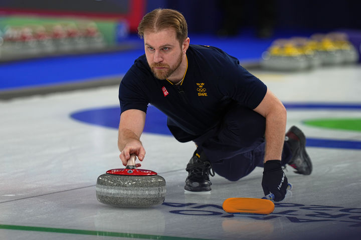 [코르티나담페초=AP/뉴시스] 스웨덴 컬링 믹스더블 대표팀 라스무스 브라노가 4일(현지 시간) 이탈리아 코르티나담페초의 코르티나 컬링 스타디움에서 열린 2026 밀라노·코르티나담페초 동계올림픽 컬링 믹스더블 라운드로빈 1차전 한국과의 경기에서 스톤을 투구하고 있다. 2026.02.05.
