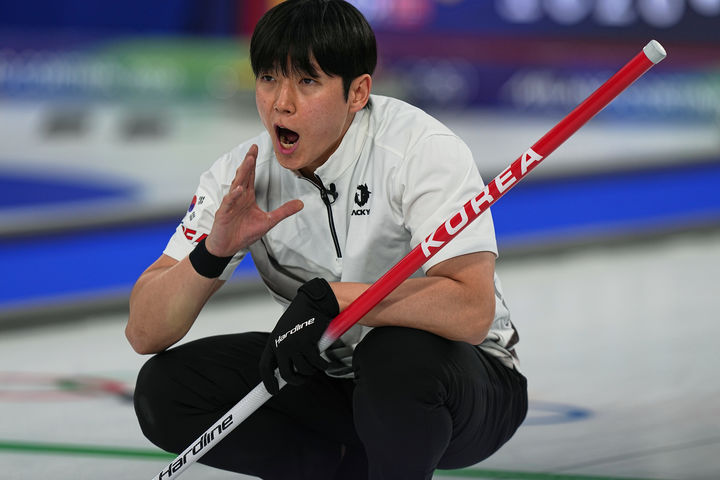 [코르티나담페초=AP/뉴시스] 한국 컬링 믹스더블 대표팀의 정영석이 4일(현지 시간) 이탈리아 코르티나담페초의 코르티나 컬링 스타디움에서 열린 2026 밀라노·코르티나담페초 동계올림픽 컬링 믹스더블 라운드로빈 1차전 스웨덴과 경기하고 있다. 김선영과 정영석이 출전한 한국은 이사벨라 브라노-라스무스 브라노 남매에게 3-10으로 패했다. 이번 올림픽 믹스더블에는 10개 팀이 출전해 상위 4개 팀만 준결승에 진출한다. 2026.02.05.