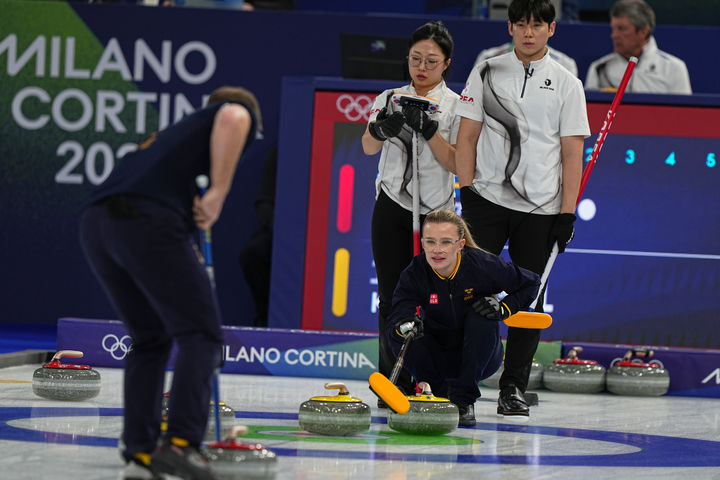 [코르티나담페초=AP/뉴시스] 스웨덴 컬링 믹스더블 대표팀 이사벨라 브라노와 라스무스 브라노가 4일(현지 시간) 이탈리아 코르티나담페초의 코르티나 컬링 스타디움에서 열린 2026 밀라노·코르티나담페초 동계올림픽 컬링 믹스더블 라운드로빈 1차전 한국과 경기를 하고 있다. 2026.02.05.