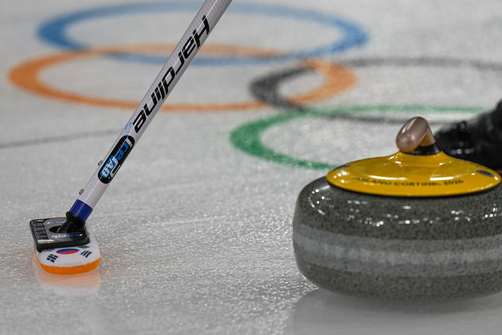 [코르티나담페초=AP/뉴시스] 4일(현지 시간) 이탈리아 코르티나담페초의 코르티나 컬링 스타디움에서 열린 2026 밀라노·코르티나담페초 동계올림픽 컬링 믹스더블 라운드로빈 1차전 한국과 스웨덴 경기, 한국 대표팀 브룸에 태극 문양이 새겨져 있다. 2026.02.05.