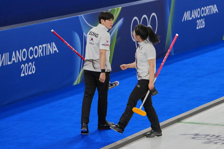 [코르티나담페초=AP/뉴시스] 한국 컬링 믹스더블 대표팀의 정영석과 김선영이 4일(현지 시간) 이탈리아 코르티나담페초의 코르티나 컬링 스타디움에서 열린 2026 밀라노·코르티나담페초 동계올림픽 컬링 믹스더블 라운드로빈 1차전 스웨덴과 경기하고 있다. 한국은 이사벨라 브라노-라스무스 브라노 남매에게 3-10으로 패했다. 이번 올림픽 믹스더블에는 10개 팀이 출전해 상위 4개 팀만 준결승에 진출한다. 2026.02.05.