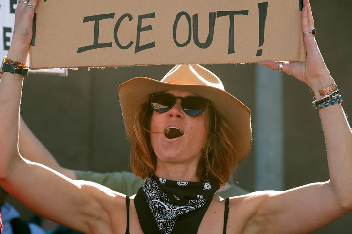 美 식품·관광 노조 "트럼프 이민 단속으로 관광객·일자리 급감"