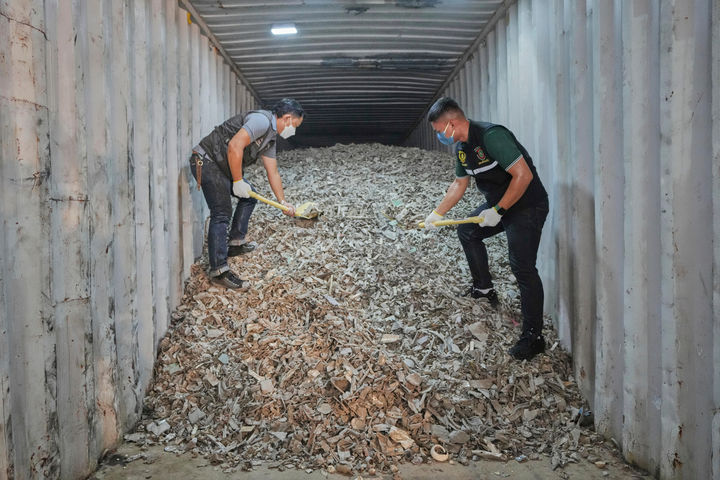 [방콕(태국)=AP/뉴시스]태국 관리들이 2025년 5월14일 방콕 항구에서 압수했다고 밝힌 미국산 불법 수입 전자 폐기물을 보여주고 있다. 말레이시아는환경부 국장과 부국장의 낙마 및 체포를 부른 전자폐기물의 수입을 즉각 전면 금지한다고 발표하면서, 말레이시아는 이제 더이상 전자폐기물의 쓰레기 투기장이 되지 않을 것이라고 다짐했다. 2026.02.05.