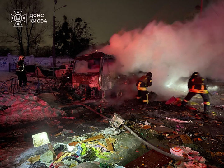 [키이우=AP/뉴시스] 5일(현지 시간) 우크라이나 키이우에서 소방관들이 러시아의 공격으로 발생한 화재를 진압하고 있다. 2026.02.06.