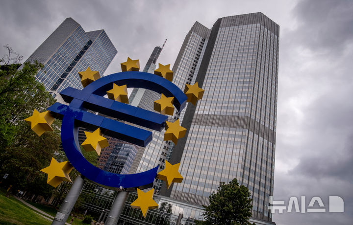 [독일=AP/뉴시스] 2023년 5월 23일 독일 프랑크푸르트의 옛 유럽중앙은행(ECB) 본부 앞에 유로 조형물이 서 있다. 2026.05.26.