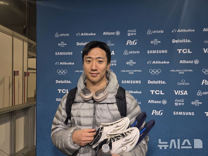 [밀라노=뉴시스] 김희준 기자 = 김준호가 4일(현지 시간) 이탈리아 밀라노 스피드스케이팅 스타디움에서 실시한 2026 밀라노·코르티나담페초 동계올림픽 스피드스케이팅 남자 500m 테스트 경기를 마친 뒤 인터뷰를 하고 있다. 2026.02.04jinxijun@newsis.com
