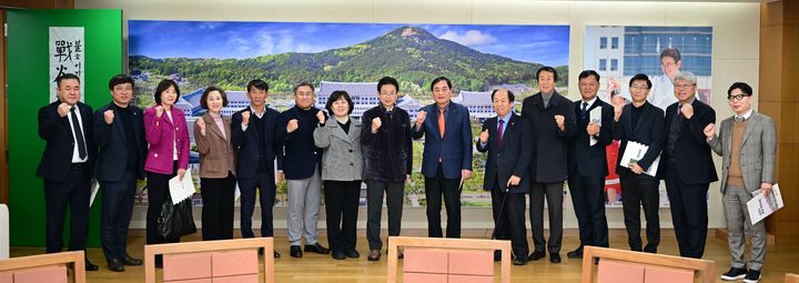[김천=뉴시스] 경북도청 방문한 배낙호 시장과 실무 부서장. (사진=김천시 제공) 2026.02.05 photo@newsis.com *재판매 및 DB 금지