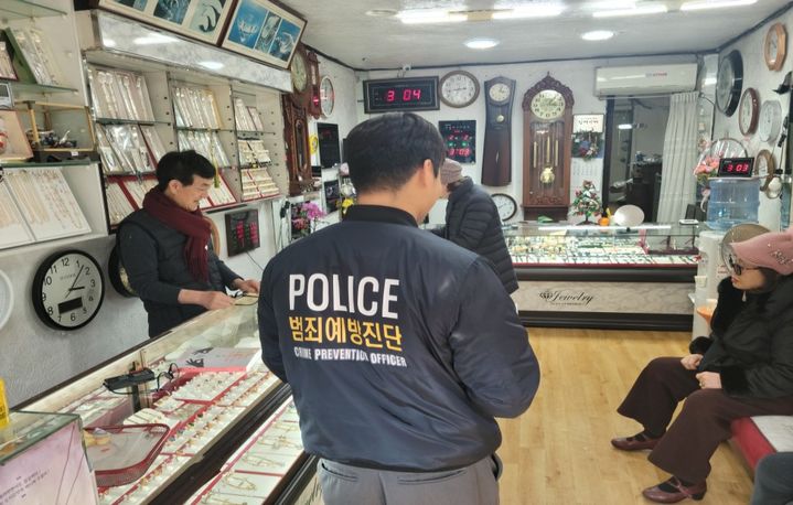 [상주=뉴시스] 금은방 범죄 예방 진단을 하고 있다. (사진=상주경찰서 제공) 2026.02.05 photo@newsis.com *재판매 및 DB 금지