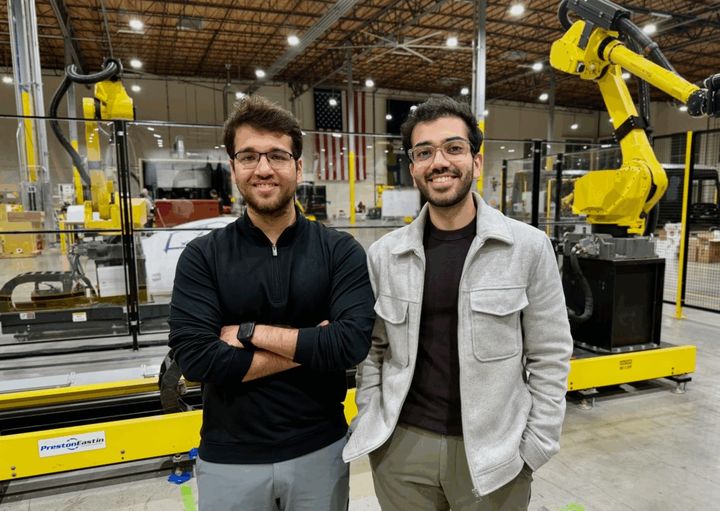 [서울=뉴시스] 카카오벤처스가 미 로봇 시뮬레이션 스타트업 '패럴랙스 월즈'에 시드 투자를 완료했다고 5일 밝혔다. 사진은 패럴랙스 월즈 창업자 옴카르 레나비카르(왼쪽)와 턴메이 아그라왈. 2026.02.05. (사진=카카오벤처스 제공) *재판매 및 DB 금지