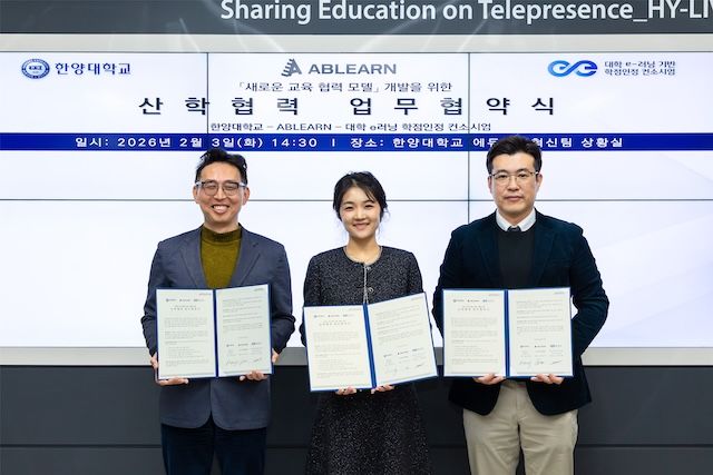 [서울=뉴시스] (왼쪽부터) 류호경 한양대 교육혁신처장, 박진아 에이블런 대표, 김태형 모티브랩 대표가 협약식에서 기념 촬영을 하고 있다. (사진=한양대 제공) 2026.02.05. photo@newsis.com *재판매 및 DB 금지