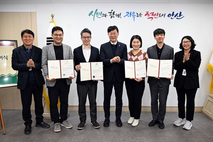 [안산=뉴시스]이민근 안산시장(사진 가운데)이 4일 무료 법률상담실 위촉 변리사들과 기념촬영을 하고 있다.(사진=안산시 제공)2026.02.05.photo@newsis.com *재판매 및 DB 금지