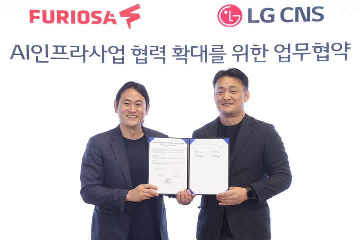 LG CNS AI클라우드사업부 김태훈 부사장(오른쪽)과 퓨리오사AI 백준호 대표가 AI인프라사업 협력 확대를 위한 업무협약식에서 기념사진을 촬영하고 있다.(사진=LG CNS 제공) *재판매 및 DB 금지