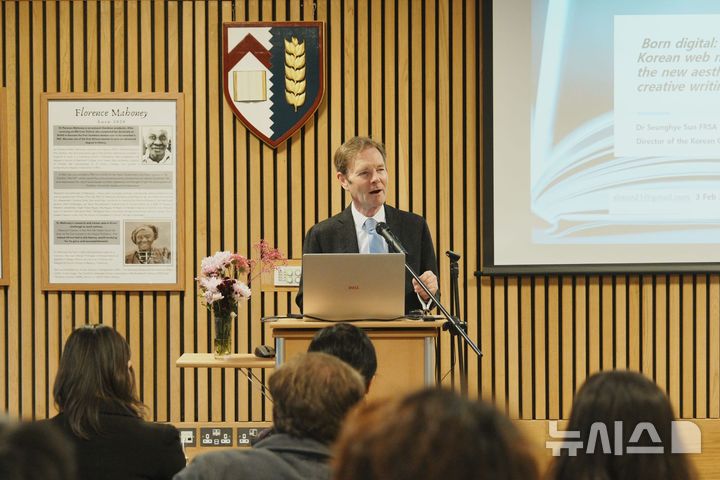 [서울=뉴시스]주영한국문화원은 영국 옥스퍼드 대학과 협력해 지난 3일 옥스퍼드대 켈로그 컬리지에서 '옥스퍼드 한국의 날' 세미나를 개최했다. 옥스퍼드 대학 켈로그 컬리지 학장인 조나단 미치(Jonathan Michie) 교수가 축사를 하고 있다. (사진=주영한국문화원 제공)