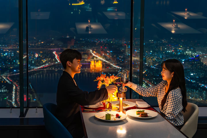 서울스카이 ‘123라운지’에서 야경과 함께 식사를 즐기는 연인. (사진=롯데월드) *재판매 및 DB 금지