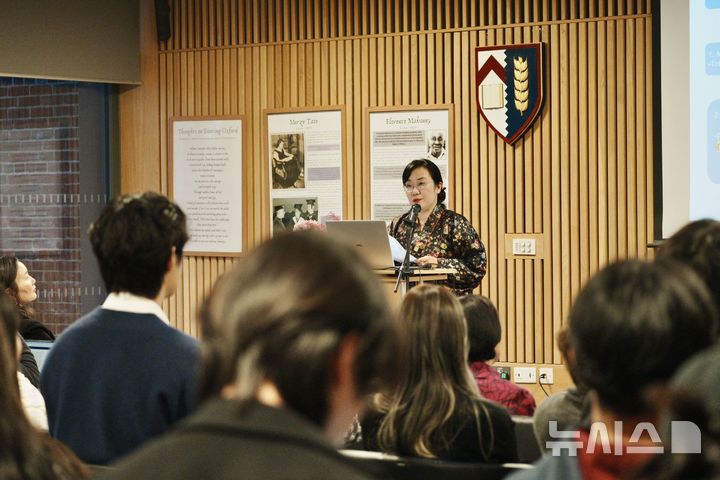 한국 웹소설과 창작의 새로운 미학'을 주제로 강연을 하고 있다. (사진=주영한국문화원 제공) 