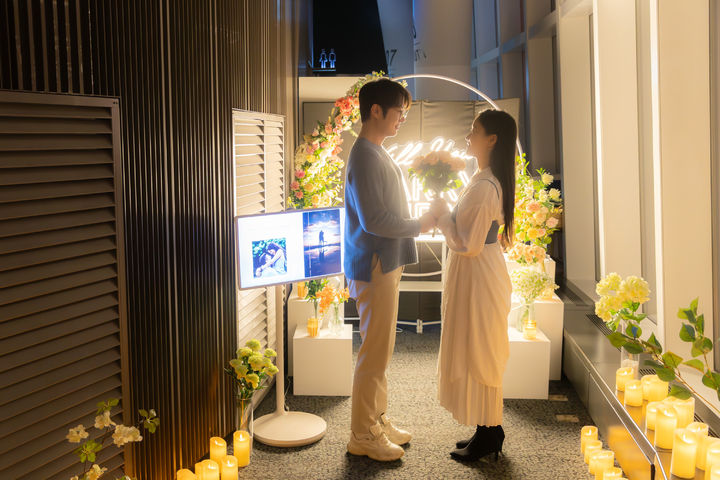 서울스카이 ‘123라운지’에서 로맨틱한 시간을 보내는 연인. (사진=롯데월드) *재판매 및 DB 금지