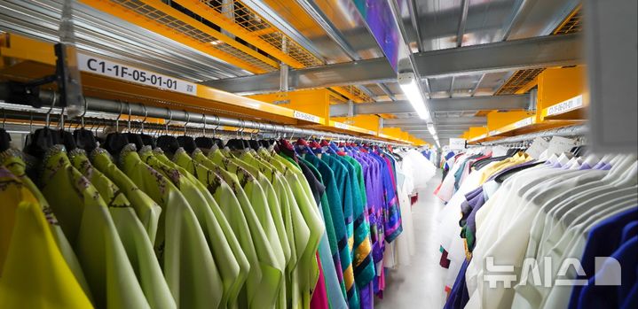 [서울=뉴시스]무대예술지원센터 의상보관소 내부. (사진=국립극장 제공)