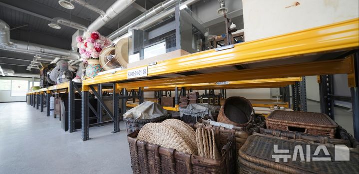[서울=뉴시스]무대예술지원센터 소품보관소 내부. (사진=국립극장 제공) 