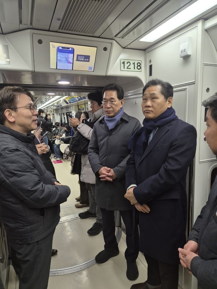 '지옥철' 김포골드라인 탄 대광위원장 "5호선 조속 연장"