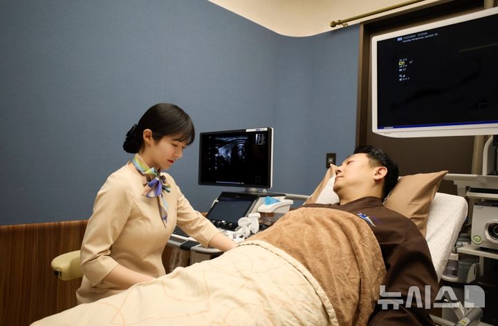 [서울=뉴시스] 차움의 프라이빗 1인 검진룸 ‘하이브(HIVE)’에서 수검자가 1박 2일 검진을 받고 있다. (사진= 차병원 제공)