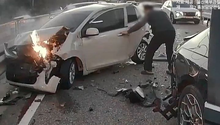 [울산=뉴시스] 울산 경찰과 시민들이 4중 추돌 화재 현장에서 인명 구조를 벌이고 있다. 2026.02.05. (사진=울산경찰청) photo@newsis.com *재판매 및 DB 금지