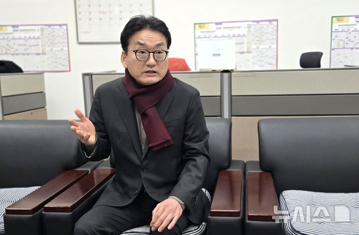 [청주=뉴시스] 임선우 기자 = 손인석 전 충북도 정무특별보좌관이 5일 청주시청 기자실에서 청주시장 선거 출마의 뜻을 밝히고 있다. 2026.02.05. imgiza@newsis.com