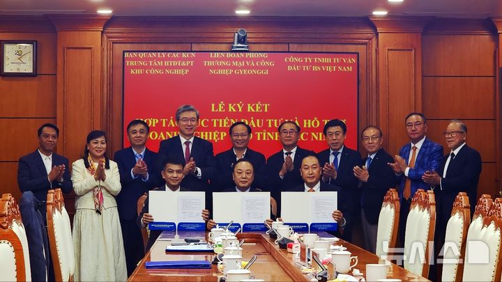 [안양=뉴시스] 배해동 회장(사진 앞줄 가운데) 등 협상단이 박닌성 등과 경제협력을 체결한 가운데 참석자들이 기념 촬영을 하고 있다.(사진=안양과천상의 제공). *재판매 및 DB 금지&nbsp; 