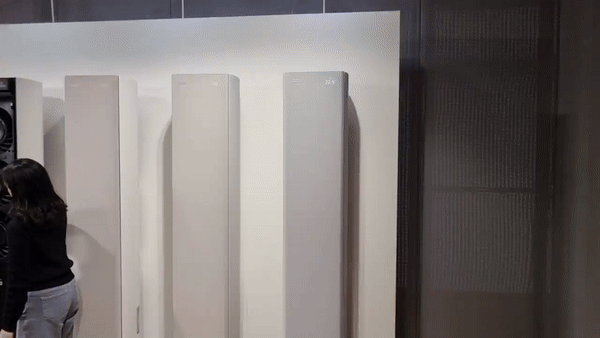 [서울=뉴시스]이지용 기자 = 삼성전자는 5일 서울 우면 R&D 캠퍼스에서 미디어 브리핑을 열고 이 같은 인공지능(AI) 기능을 탑재한 ‘2026년형 AI 무풍 에어컨’을 공개했다. 삼성전자 직원들이 에어컨을 소개하고 있는 모습. 2026.02.05. leejy5223@newsis.com *재판매 및 DB 금지 *재판매 및 DB 금지