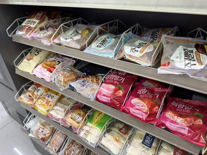 [서울=뉴시스] 김민성 기자 = 5일 오전 서울 용산구 한 편의점에 SPC삼립 빵이 진열돼 있다. 2026.02.05. kms@newsis.com. *재판매 및 DB 금지