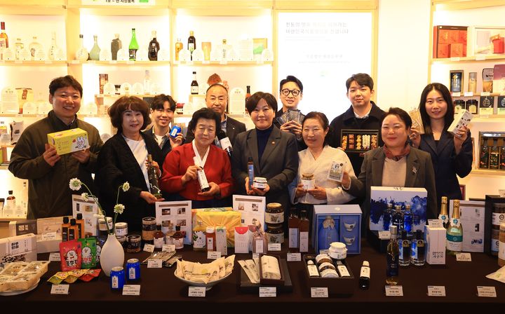 [세종=뉴시스] 송미령 농림축산식품부 장관이 설 명절을 앞두고 우리 농업의 가치를 담은 '설빛 프리미엄 농식품 선물세트' 홍보에 나섰다. (사진 = 농식품부) 2026.02.05 *재판매 및 DB 금지