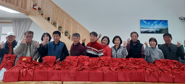 [진안=뉴시스] 전북 진무장재가복지센터는 설 명절을 맞아 진안군 성수면 주민 14명이 모여 떡국 떡 나눔 봉사활동을 진행했다고 5일 밝혔다. 활동에 참여한 주민들이 기념사진을 촬영하고 있다. (사진=진무장재가복지센터) 2026.02.05. photo@newsis.com *재판매 및 DB 금지